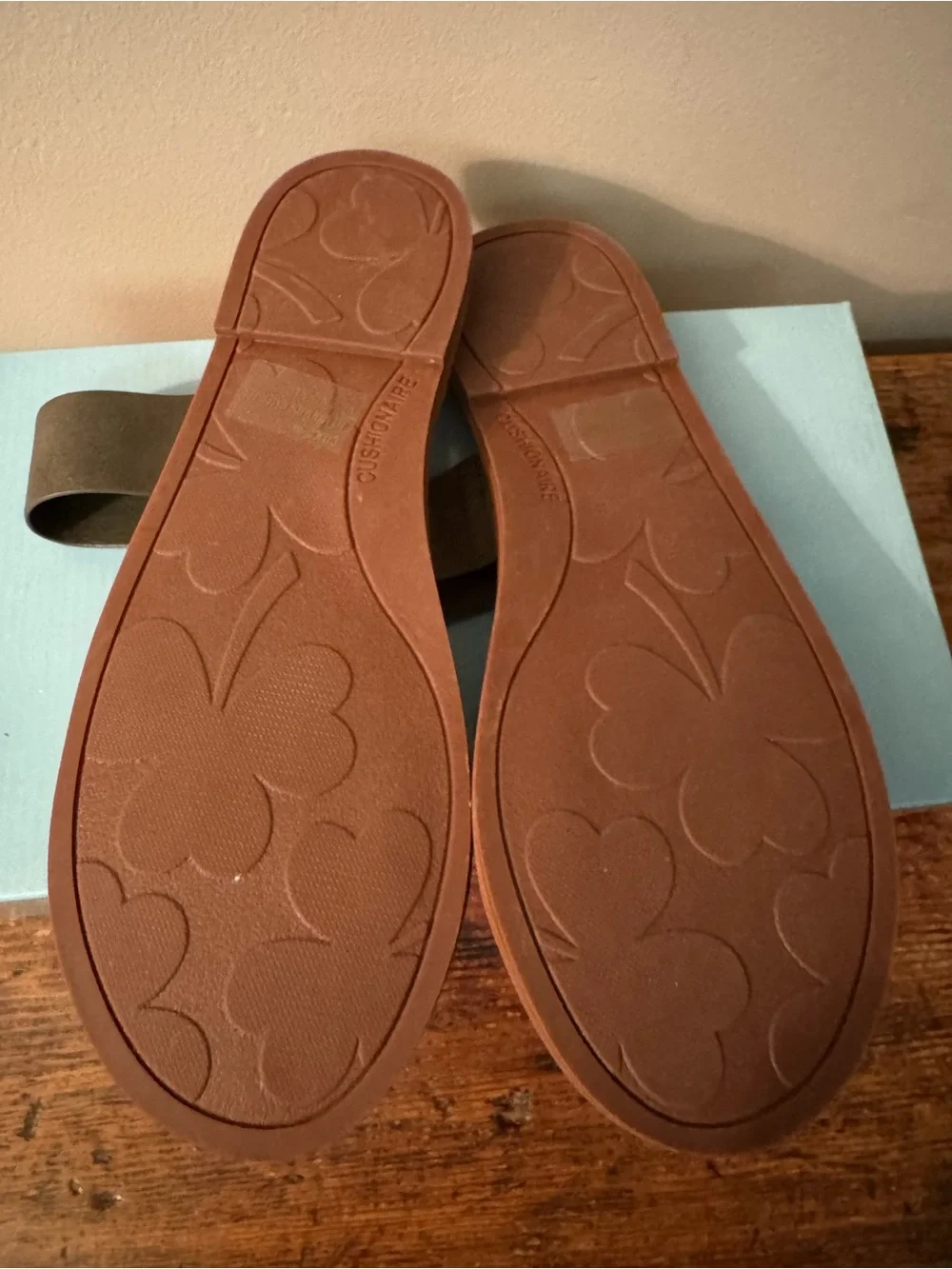 Cushionaire Olive Two-Strap Leather Slide Sandals, size 9